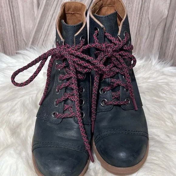 Sorel Black Lace Up Boots with Burgundy Laces -7.5 - Picture 9 of 11